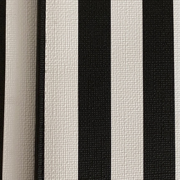 Black and white striped wallet - Picture 1 of 4